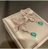 Pendientes Colgantes de Flor con Zirconia Bañados en Oro Real de 18K Lujo Accesible Pendientes Elegantes Pendientes de Alta Gama de Nicho para Mujeres