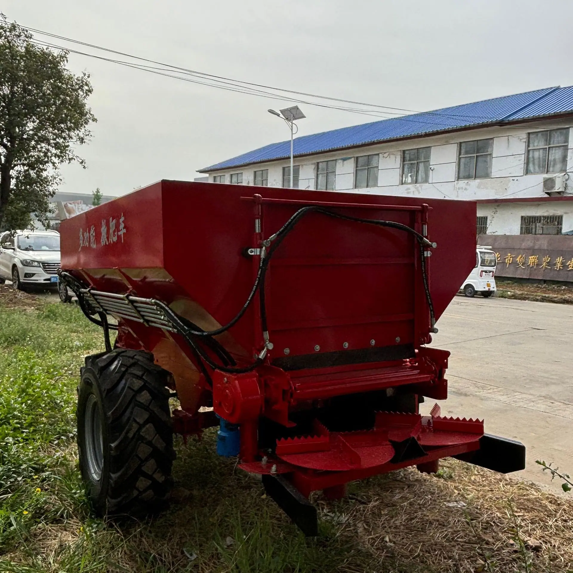 多功能撒肥车 3.jpg