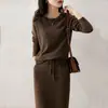 Exportación transfronteriza ropa de mujer francesa etiqueta cortada productos europeos moda de principios de otoño conjunto de dos piezas conjunto de suéter conjunto de falda falda lápiz de punto