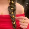 El mismo estilo que el collar con colgante de atrapasueños de pentagrama hueco de oro brillante de 24 quilates de la Tienda de Oro Puzo, cadena elegante y sofisticada para la clavícula