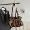 Bolsa PU retrô plissada estilo coreano 2026 com design minimalista, texturizado e moderno, adequada para looks modernos e casuais, uma bolsa de ombro plissada