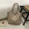 Bolsa de ombro casual retrô texturizada para o dia a dia, novo modelo de verão 2026, bolsa tote fashion de grande capacidade com tachas