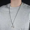 Moderna Joyería Retro Versátil Ojo de Dios Ojo Triangular Grabado en Inglés Aleación de Alta Gama Colgante para Novio