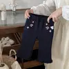 Calça para Meninas com Bordado de Coração Micro Flare Cintura Elástica Outono Bolsos Calça Flare Barra Franzida Calça Casual