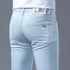 Calça jeans de seda gelada italiana para homens, nova de outono, corte slim, stretch, lyocell de alta qualidade, calça casual azul claro