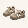 Zapatos de niña estilo alemán 2026 nuevo estilo rayas retro suela blanda estilo primavera y otoño cómodos versátiles zapatillas casuales deportivas para niños