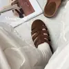 Chinelos fechados trançados para mulheres, para uso externo no verão, novo estilo primavera-verão 2026, chinelos preguiçosos de calçar fácil, sem salto, sapatos Birkenstock para mulheres