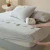 Otoño e Invierno Cálido Leche Polar Falda de Cama Juego de Tres Piezas Felpa Engrosada Cubierta de Cama Completamente Envuelta Protector de Colchón Ropa de Cama