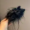 Grampo de Cabelo de Pena de Avestruz Preta de Luxo na Parte de Trás da Cabeça Novo Outono e Inverno 2025 Prendedor de Cabelo de Pena Luxo Acessível Clip de Tubarão para Cabelo