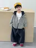Conjunto de Cardigã Listrado para Meninos Primavera e Outono Estilo Coreano Conjunto Esportivo Tendência Cool de Duas Peças Roupas para Bebês e Crianças Pequenas