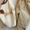 Ropa infantil coreana 2026 otoño nuevo estilo salchicha conjunto de dos piezas camiseta top de manga larga para niños pantalones cargo casuales nuevo