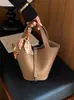 Bolso tipo cubo de alta gama transfronterizo modelo nuevo 2026 de gran capacidad nicho, bolso de mano casual de diseño moderno y versátil con pañuelo de seda