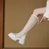 Botas compridas vazadas, novo modelo 2025, botas de malha branca respirável finas de sola grossa para o verão, para pessoas baixinhas aumentarem a altura