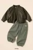 Conjunto de Roupas da Moda para Meninos Primavera e Outono 2026 Novo Jaqueta de Couro Infantil Estilo Outono Conjunto de Duas Peças Menino Estilo Cool da Moda