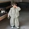 Traje de Primavera y Otoño para Niños 2026 Nuevo Estilo Coreano Infantil Fresco Atractivo Camisa Chaleco Conjunto de Tres Piezas Ropa Casual para Niños Pequeños
