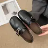 Versão em couro bovino de sapatos de couro que aumentam a altura, novos mocassins vintage de bico quadrado com fivela para o outono de 2026 com solas macias