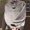 Versátil suéter nuevo de otoño e invierno de moda con estampado degradado de letras en relieve, sudadera casual de moda de manga larga para hombre