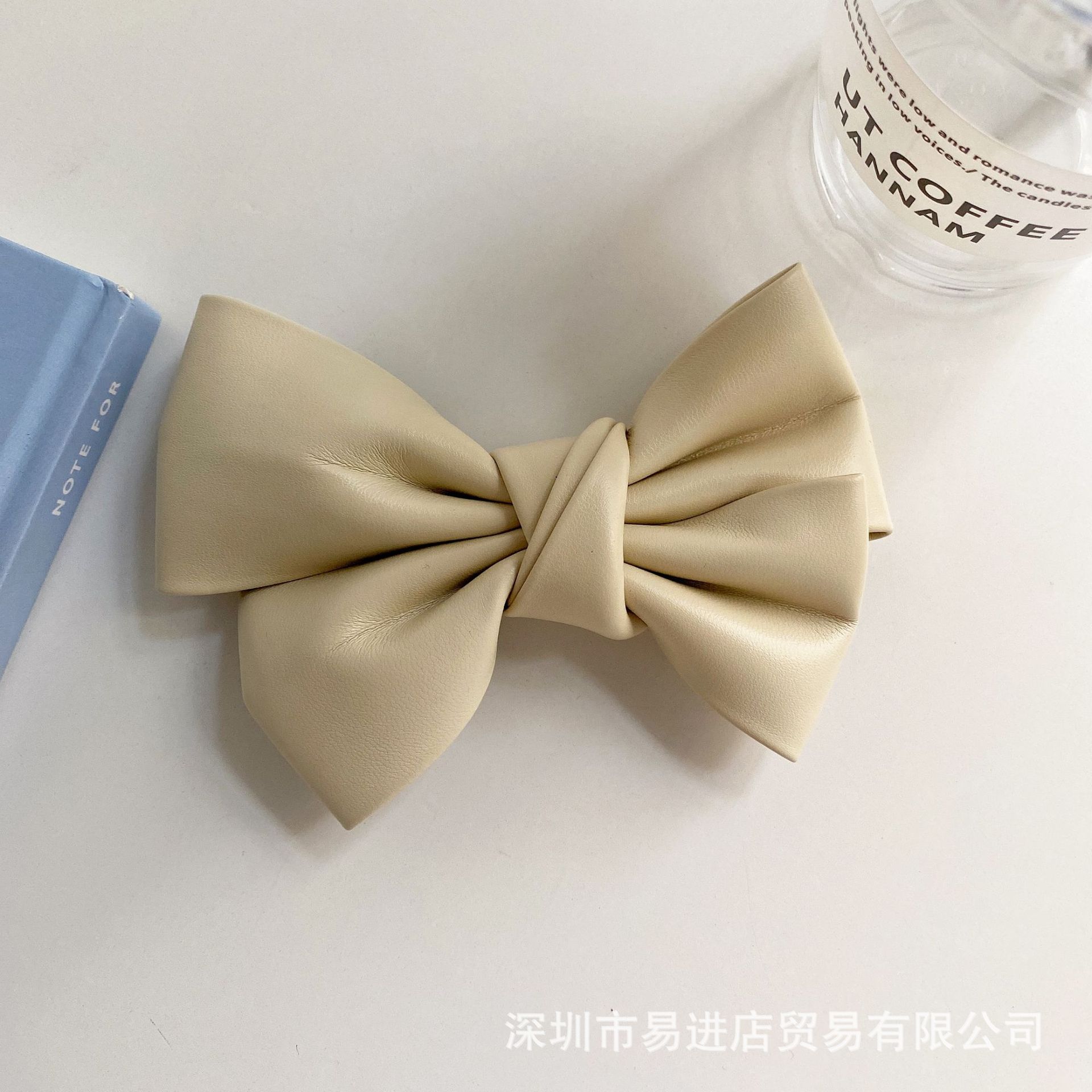米白色