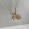 Colar Cruz com Duas Placas Brilhantes de Diamante Dourado para Mulheres, Luxo Leve, Alto Padrão, Personalizado, Corrente de Pescoço da Moda e Tendência, Corrente de Clavícula