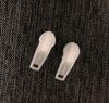 Venta al por mayor de fábrica 3# tirador plano de plástico cabeza de cremallera de plástico accesorios para equipaje de nailon sin fluorescencia sin bloqueo tirador