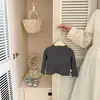 Camisa básica de outono infantil com gola semimangas franzida, nova roupa íntima macia e elástica para bebês meninas, peça versátil