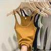 Foto Real de uma Garota Bonita em uma Camisola de Tricô, Adequada para Primavera e Verão 2026, Modelagem Justa, Estilo Curto, Top sem Mangas para Usar por Cima
