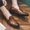 Transfronterizo talla grande transfronterizo retro estilo artístico slip-on zapatos de hombre moda pasarela Negocios punta zapatos de cuero para hombre