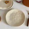 Plato minimalista estilo japonés con salpicaduras de tinta mate, plato cerámico vintage de forma irregular, alto valor estético, adecuado para uso doméstico como plato de postre o desayuno