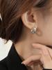 Pendientes de lujo ligeros para mujer, con hebilla de oreja, diseño de nicho, pendientes de sentido avanzado, novedad de 2023, pendientes de plata con forma de botón y aro pigmentado en oro.