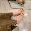 Sapatos Femininos Novos da Moda de Couro Envernizado com Fivela Quadrada, Estilo Europeu, Salto Médio Robusto, Bico Quadrado, Boca Rasa para o Trabalho