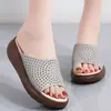 Pantuflas de suela gruesa para mujer 2023 Verano nuevas sandalias de playa tacón plano una tira para mediana edad que aumenta la altura muffin para exterior zapatos frescos