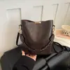 Bolsa transversal feminina novo estilo textura de alta qualidade design nicho vintage bolsa de ombro versátil para o dia a dia bolsa de mão tipo balde