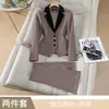 Conjunto de duas peças para negócios: blazer longo com bloqueio de cores xadrez pied-de-poule na cor bordô e calça pantalona feminina