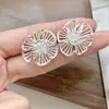Brincos Doces de Flor Vazada para Mulheres, Modernos e Versáteis, Brincos Elegantes e Elegantes, Brincos Geométricos de Luxo Acessível Estilo Ins