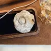 Broche de Camelia y Perla Estilo Francés, Broche Versátil Elegante y de Alta Gama para Otoño e Invierno, Accesorio para Traje y Abrigo