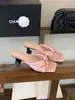 Sandálias de Salto Alto Abertas no Dedo do Pé de Nicho Estilo Francês para Mulheres 2026 Novo Modelo com Laço Salto Fino Chinelos Slip-On para Mulheres para Uso Externo de Verão
