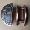 Manija de puerta de vidrio antigua china simple Xiangyun semicircular bronce tallado hueco manija de puerta de madera fabricantes de origen