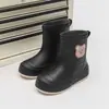 Botas de chuva da moda transfronteiriças Botas de chuva populares versáteis de urso para mulheres Estilo doce Sapatos aquáticos para exterior Sapatos de borracha antiderrapantes para cozinha Feminino