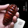 Artículo Popular Transmitido en Vivo: Juguete de Madera de Palo de Rosa Hoja Pequeña, Crisálida de Gusano de Seda Tallado a Mano con Piezas Móviles desde Todas las Direcciones, un Gadget para Aliviar el Estrés