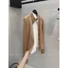 XINSHAN, una marca conocida por su estilo "old money", presenta una nueva colección para principios de otoño de 2026: un cárdigan de punto ligero de manga larga diseñado para parecer un conjunto de dos piezas