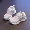 Nueva colección primavera/verano 2026 de zapatillas deportivas para niños: zapatos casuales cómodos, transpirables y elegantes para niños y niñas, adecuados tanto para niños de tamaño mediano como grande, y versátiles para varios atuendos