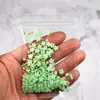 Arte de uñas flor de cinco pétalos joyería flor blanca pequeña bolsa mixta de tamaño de cuentas doradas y plateadas decoración de pegatina de uña de flor de resina venta al por mayor