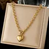 Colar Corrente com Pingente de Coração Cruz Europeu e Americano Transfronteiriço Luxo Leve Nicho Minimalista Banhado a Ouro Aço Inoxidável Acessório Versátil Feminino