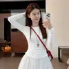 Top básico de color liso con cuello redondo pequeño para mujer, ropa interior, nuevo estilo otoño e invierno, hombro normal, corte ajustado, favorecedor, versátil, top de manga larga, moderno