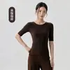 Nueva camiseta de yoga para mujer de manga media, cuello redondo, top deportivo corto ajustado, top de fitness de manga de cinco cuartos para Pilates