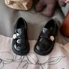Mocassins de Couro com Solado Grosso Estilo Britânico para Meninas 2026 Primavera/Outono Novos Sapatos Individuais Meninas Couro Patente Camélia Sola Macia Sapatos Pequenos de Couro