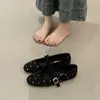 Sapatos Mary Jane com Tachas Estilo Francês para Mulheres, Primavera 2026, Sapatilhas Retro de Camurça com Uma Tira, Sapatilhas Planas Versáteis