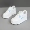 Zapatos Blancos de Tacón Oculto Personalizados W3686 para Mujer 2025 Nuevos Zapatos para Mujer Suela Suave Versátiles Suela Gruesa Venta Caliente Casual