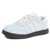 Nueva colección otoño 2026 de zapatillas para niñas con suela gruesa, zapatos blancos versátiles para estudiantes, transpirables y antideslizantes, estilo de entrenamiento alemán, para niños
