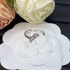Anillo de Nuevo Modelo con Letra V Estilo Europeo y Americano Transfronterizo con Logo y Diseño de Flor Incrustada con Diamantes para Mujer, Anillo de Gama Alta al por Mayor